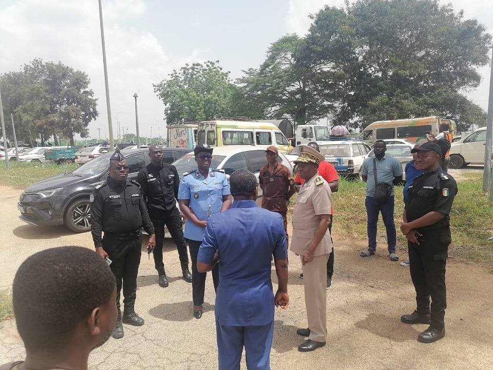 Le pr&eacute;fet de r&eacute;gion, pr&eacute;fet du d&eacute;partement de Yamoussoukro, Coulibaly Gando, lors d&rsquo;une visite &agrave; la fourri&egrave;re municipale.