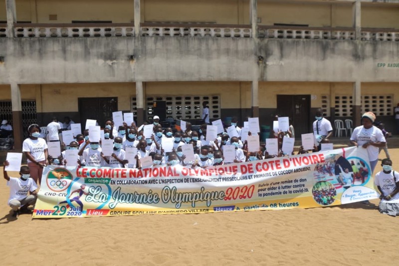 La photo de famille apr&egrave;s la c&eacute;r&eacute;monie.