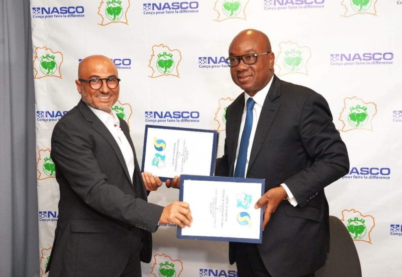 MM Nasser Seklaoui et Yacine Idriss Diallo brandissant les contrats qui les lient.