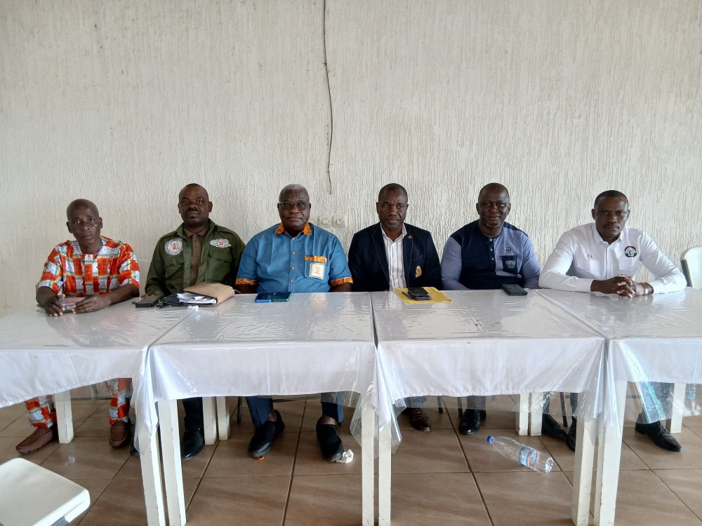 Les leaders syndicaux de la Sodeci et Cie lors de la conf&eacute;rence de presse.