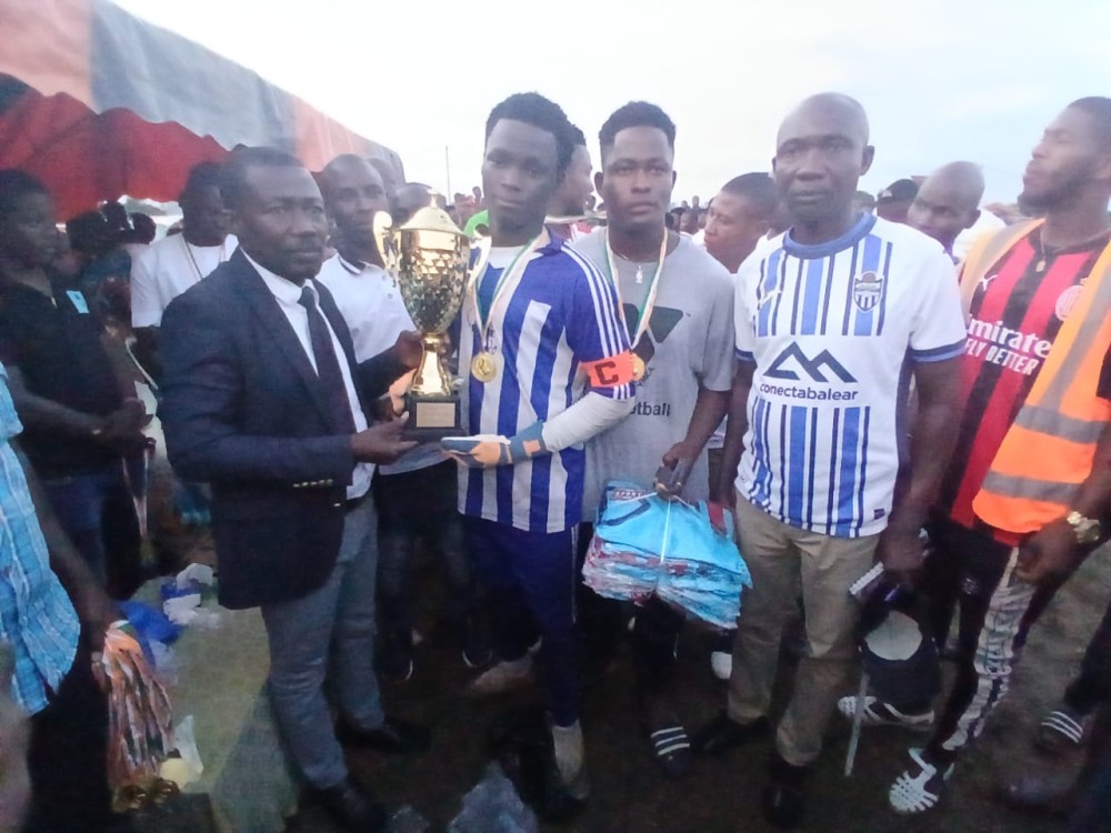 Le parrain remet le troph&eacute;e au capitaine de l&rsquo;&eacute;quipe victorieuse.