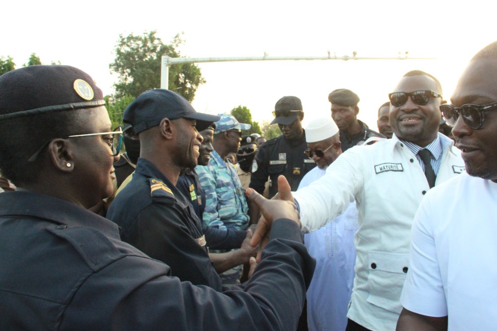 Le maire accueilli par une foule en liesse