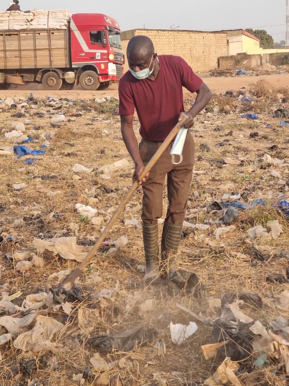 Kambou Hyacinthe en pleine activit&eacute; de nettoyage de son quartier
