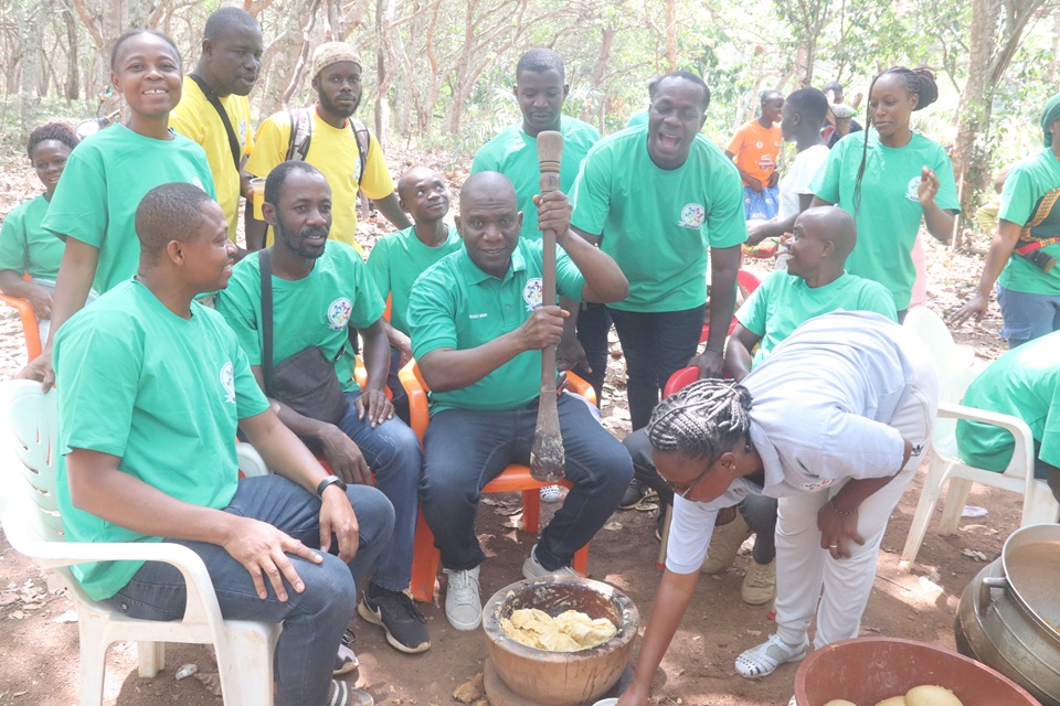 La joie des retrouvailles quand l&rsquo;homme joue le r&ocirc;le de la femme dans la cuisine