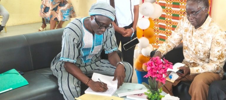 D&eacute;dicace de l'oeuvre qui immortalise le journaliste Jules koffi yeboua