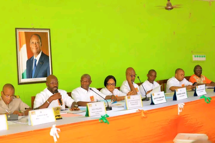 Une vue de la table de s&eacute;ance de la session du conseil r&eacute;gional du Bounkani