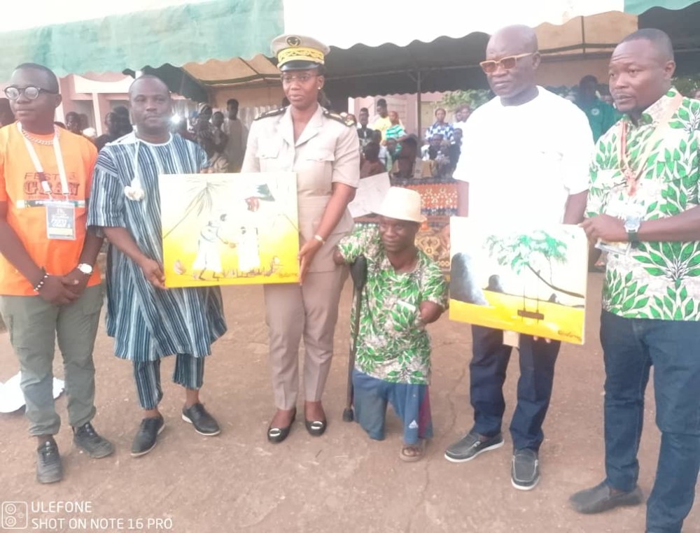 Une vue des officiels de la c&eacute;r&eacute;monie posant avec le peintre Tour&eacute;,