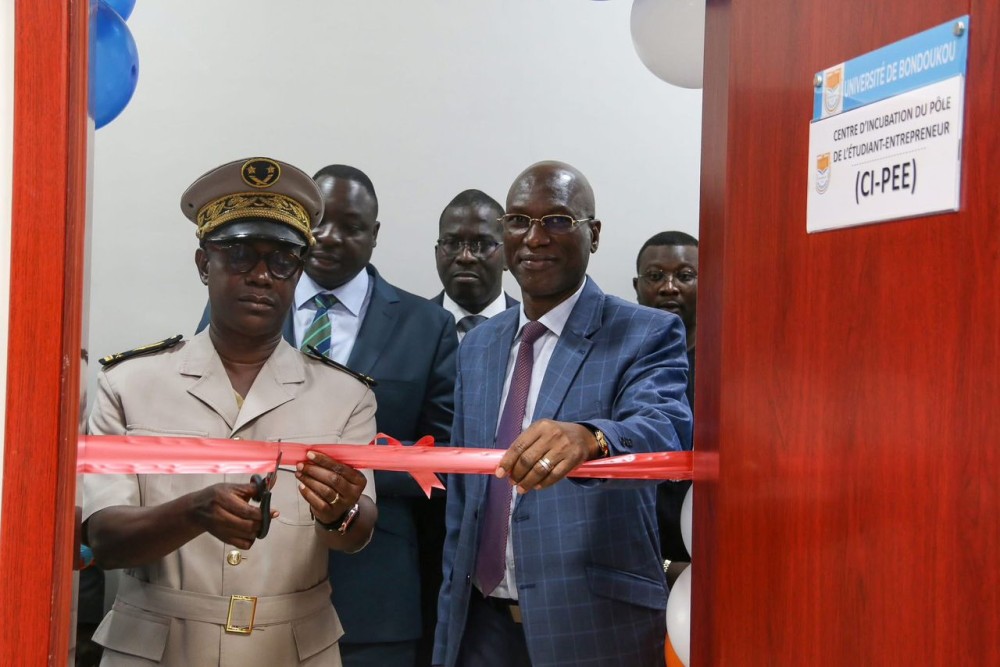 SONH Laurent  sous-pr&eacute;fet central de Bondoukou et Le directeur de l&rsquo;OIPDES, professeur COULIBALY Djakalidja,