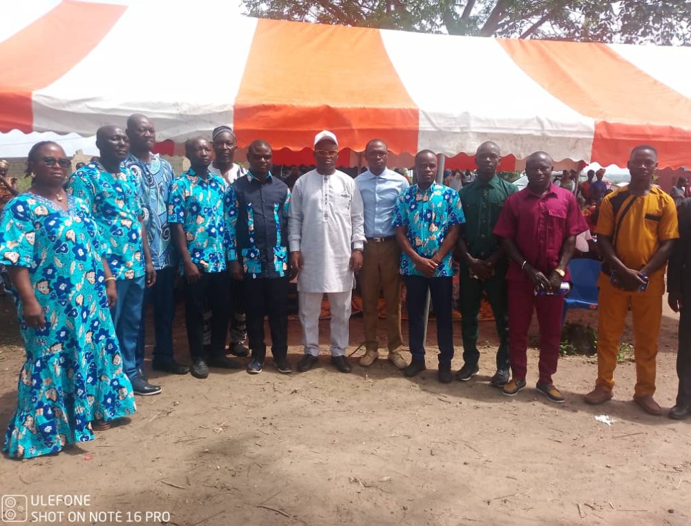 Le ministre Siaka Ouattara aux c&ocirc;t&eacute;s de plusieurs villages.