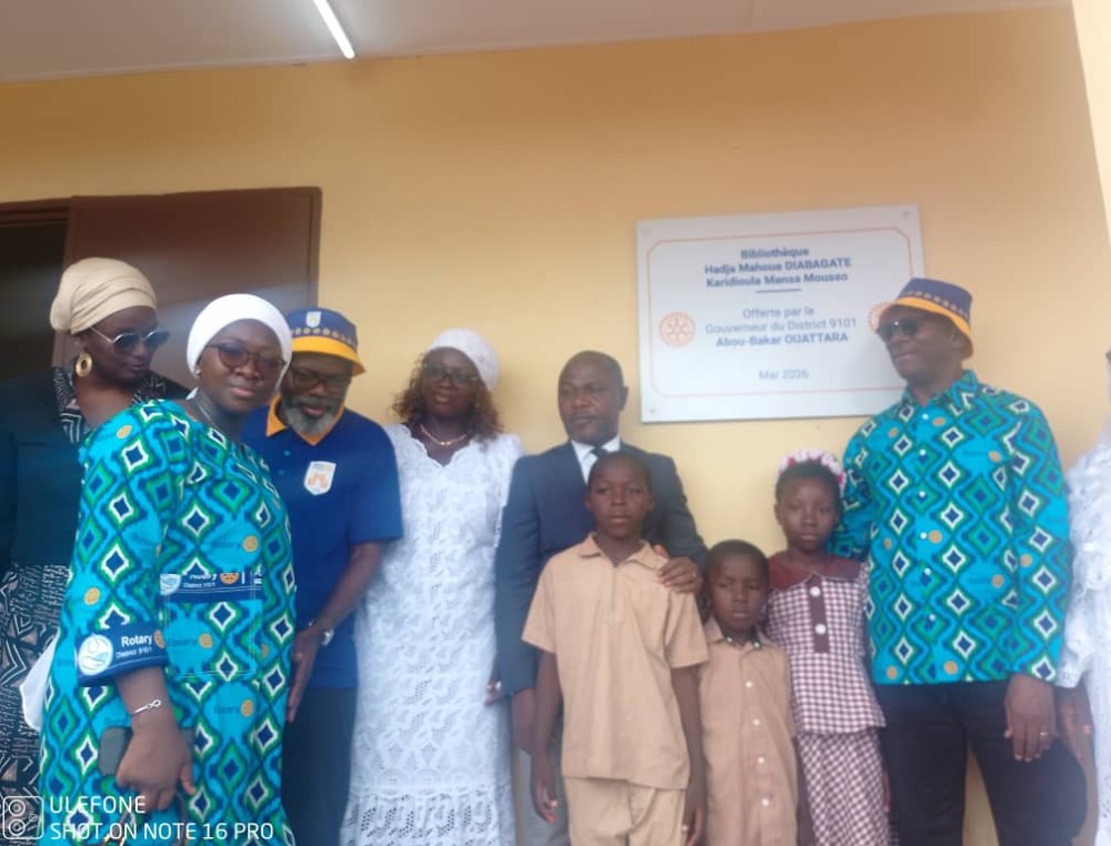 La Biblioth&egrave;que &laquo; Adja Mahoua Diabagat&eacute; &raquo; : Un H&eacute;ritage de Savoir offerte par leLe Gouverneur du District 9101 du Rotary International, M. Abou-Bakar Ouattara, entour&eacute; de sa famille, des autorit&eacute;s administratives et educatives