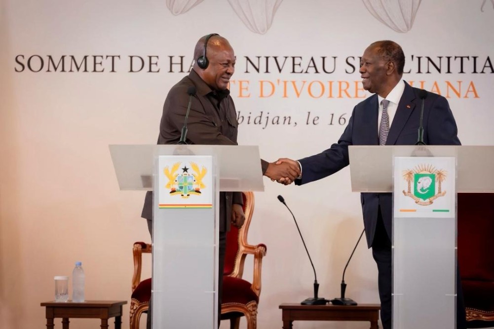 Le Pr&eacute;sident ivoirien, Alassane Ouattara, et son homologue ghan&eacute;en, John Dramani Mahama