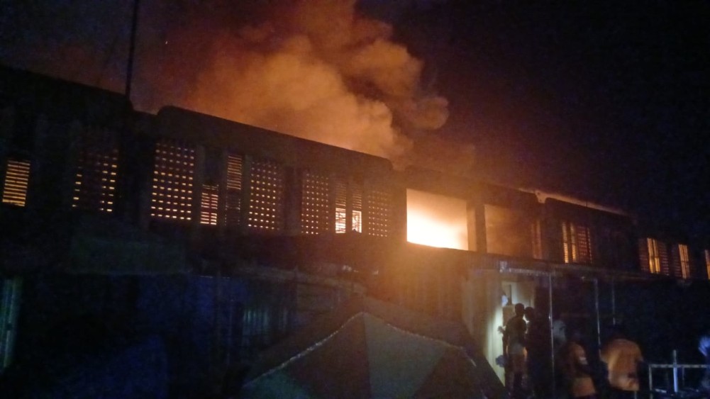 Le march&eacute; central de Bondoukou en flamme