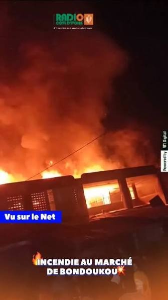Une vue de l'incendie du b&acirc;timent central du march&eacute; de bondoukou
