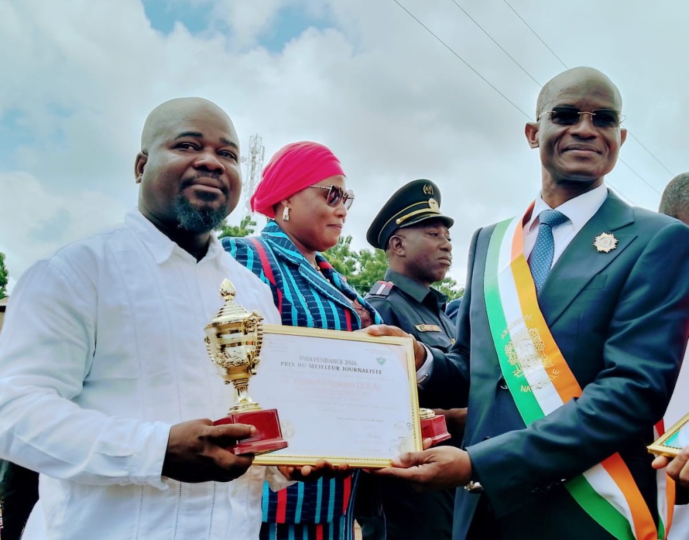 M. Oula&iuml; de l'AIP recevant son prix des mains du d&eacute;put&eacute; de Bouna, Dah Sansan