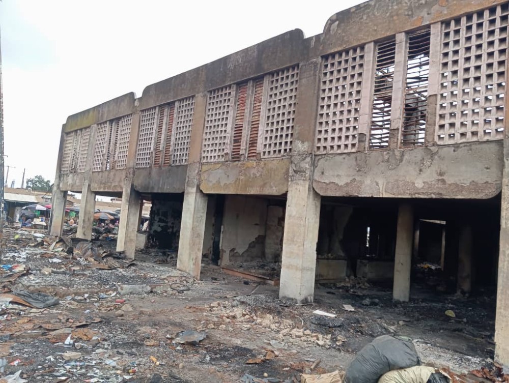Une vue  du b&acirc;timent central du march&eacute; de bondoukou apr&egrave;s l'incendie