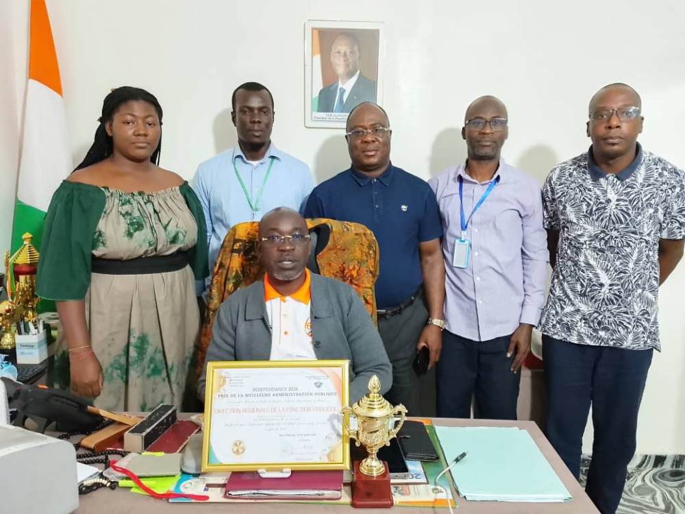 Le directeur r&eacute;gional, de la Fonction publique et de la Modernisation de l&rsquo;administration, Coulibaly Losseni, entour&eacute; de ses collaborateurs