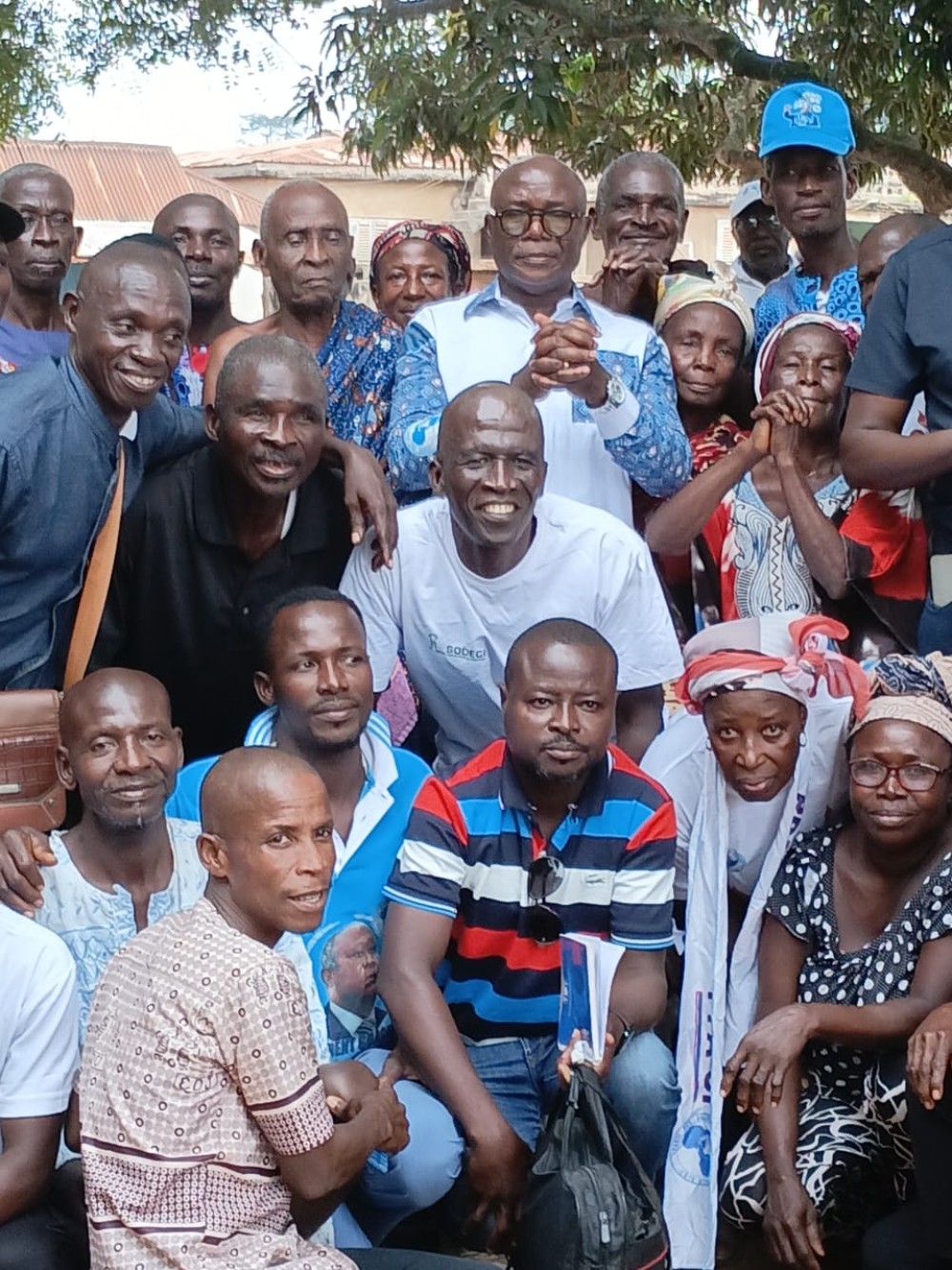 Les soldats aux mains nues de Laurent Gbagbo en ordre de bataille sous la conduite de KouaKou Narcisse le SGA du PPACI charg&eacute; du district du zanzan.
